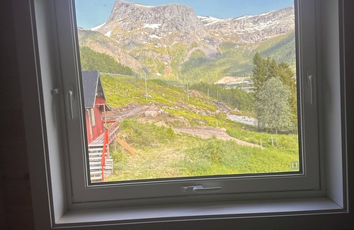 Tjeldsund House | Nesset Fiskfjord. House by the sea with panoramic views, Gateway to Lofoten!