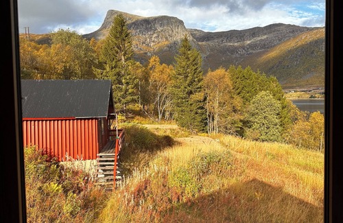 Tjeldsund House | Nesset Fiskfjord. House by the sea with panoramic views, Gateway to Lofoten!