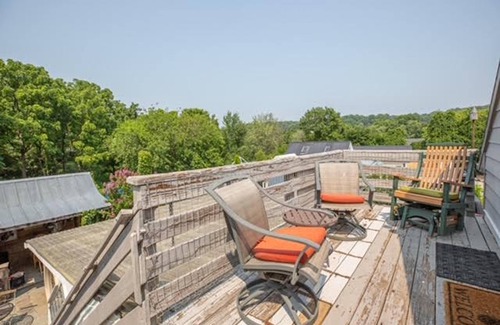 Leesburg Apartment | Nest on 9 - King Bed