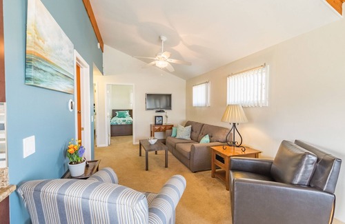 Olcott Cottage | Nestled alongside the Marina is a pristine and private cottage