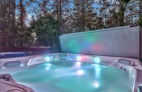Country Club Estates Cabin | Nestled Among the Tall Pine, 3 bedrooms, hot tub, come play in the mountains.