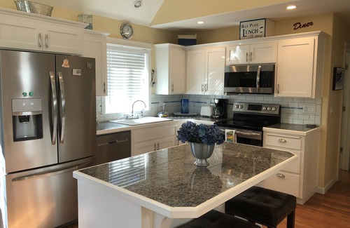 Four Sisters House | Nestled between Beach and River. 3 minute walk to Beach! 2 minutes to River!