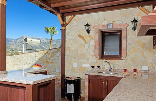 Punta Lara House | Nestled in a hillside in the upscale urbanization of Punta Lara, just on the outskirts of Nerja, thi