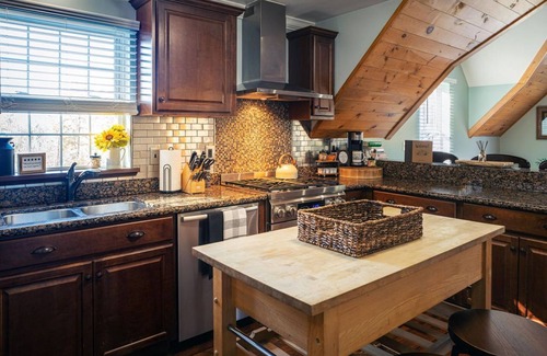 Jaffrey House | Nestled on the edge of the woods near Mount Monadnock