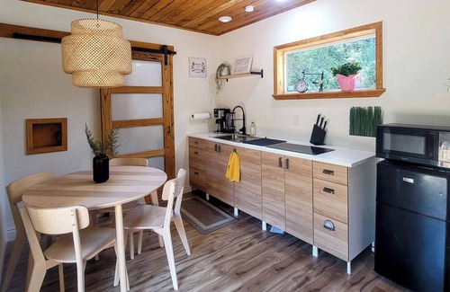 Wills Point Cabin | NestScape–-Stargaze from Bed + Outdoor Tub & Movie