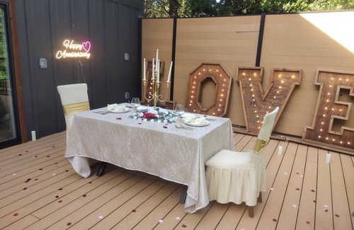 Wills Point Cabin | NestScape–-Stargaze from Bed + Outdoor Tub & Movie