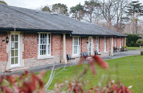 Eaton Mascott House | Netley Hall - Honeysuckle by Interhome