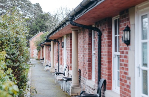 Eaton Mascott House | Netley Hall - Mulberry by Interhome