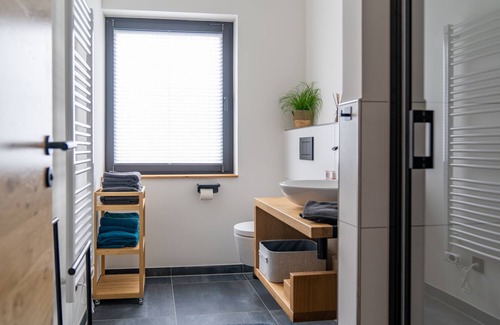 Ernst Apartment | Neu Renovierte, Moderne Ferienwohnung 2-4 Personen