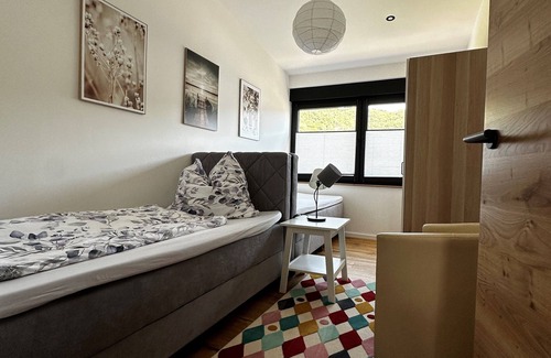 Ernst Apartment | Neu Renovierte, Moderne Ferienwohnung 2-4 Personen