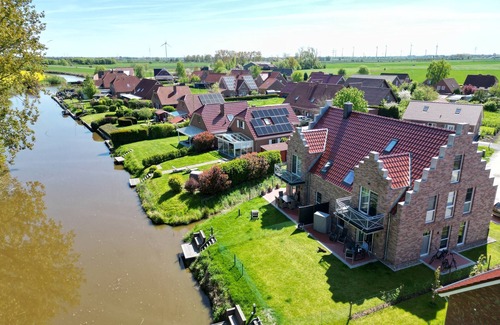 Eilsum Apartment | Neue 80qm Ferienwohnung für 4 Pers. + 2 Hunde mit Kamin, Balkon & Wasserblick