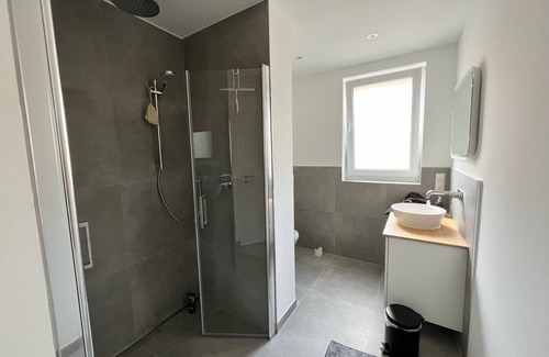 Hainholz Apartment | Neues, Trendy Dachgeschoss Apartment Nähe Stadtzentrum, Messe, Uni