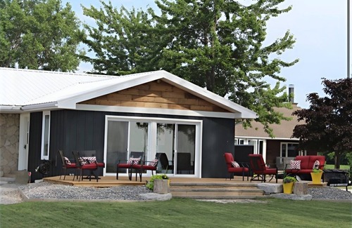 Kingsville Cottage | Never Pay a Cleaning Fee - Pelee Pulses with Possibility!