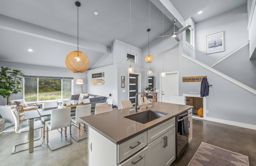 Westport House | NEW! 1 minute to beach-Ocean Views-Hot Tub-Waffles for Breakfast