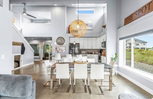 Westport House | NEW! 1 minute to beach-Ocean Views-Hot Tub-Waffles for Breakfast