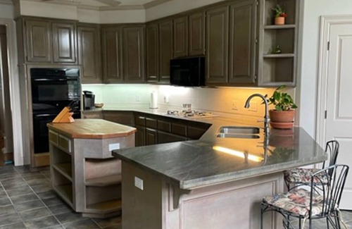 Wellborn House | New-10 ml TAMU & Kyle Field; surrounded by nature & wildlife on a Private Lake.