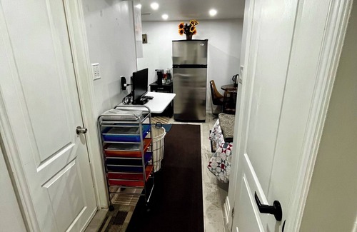 Malton House | New 1BR Basement Sleeps 3 Free Parking, Free wifi. Private Entrance