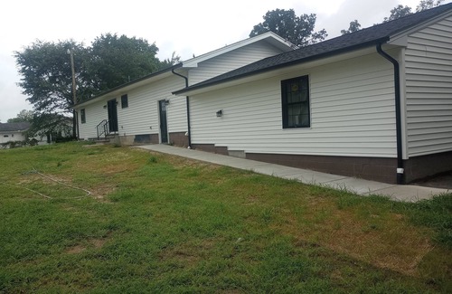 Blades House | New 2 bedroom apartment. Quiet setting, Just bring your suitcase and enjoy.