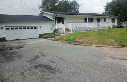 Blades House | New 2 bedroom apartment. Quiet setting, Just bring your suitcase and enjoy.