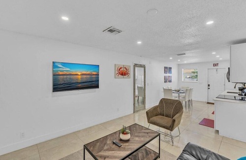 Royal Poinciana House | NEW 2 Bedroom close to Hollywood Beach and Casino