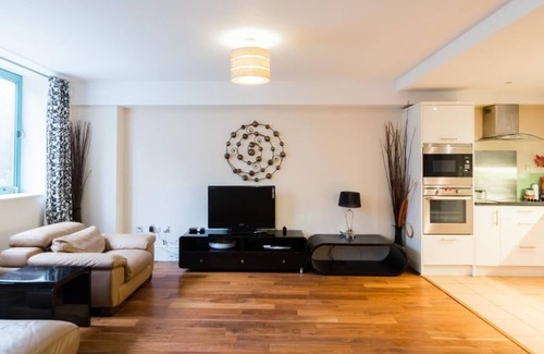 Brondesbury Apartment | New 2BD & 2BTH Flat - 1 mins walk to underground station