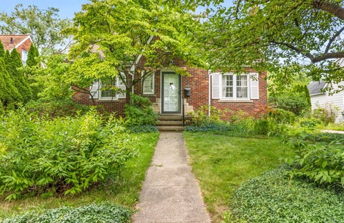 Dicken House | NEW 3 BR, 5 Bed Tudor <1 Mile to The Big House