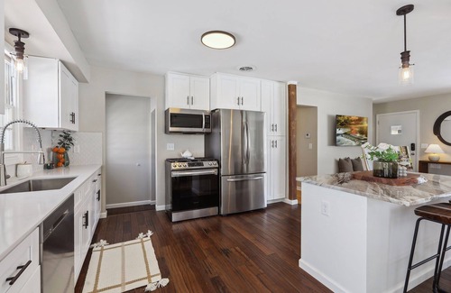Richfield House | *NEW* 4 bd Contemporary Cozy Home central to the Twin Cities, MOA and Airport