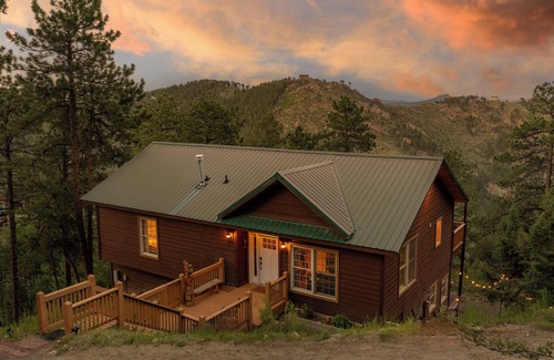 Bailey House | New 4BR Luxe Getaway Stunning Views/Hot Tub/Home Theater & Games- Pet Friendly