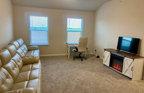 Kyle House | New 4BR Townhome in Kyle, I-35 Access, Sunrise Views Over Cornfields