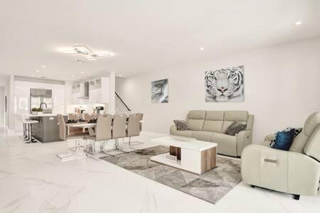 Colee Hammock House | New 4BR w Pool Walk to Las Olas 5mins to Beach