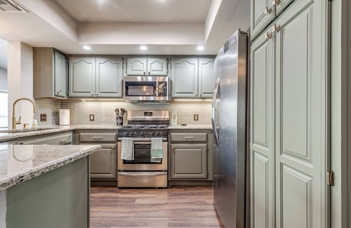 Tulsa House | New! 5/3 with Hot tub, Arcade, Playground, Coffee bar, large TV and dining table