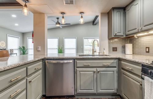 Tulsa House | New! 5/3 with Hot tub, Arcade, Playground, Coffee bar, large TV and dining table