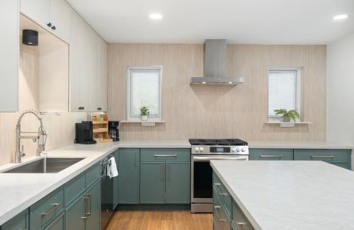 Cox Heights House | NEW 5 min to Old Town, Pool & Spa, 2 King Suites