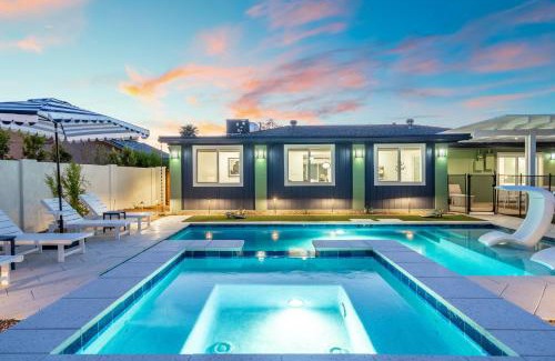 Cox Heights House | NEW 5 min to Old Town, Pool & Spa, 2 King Suites