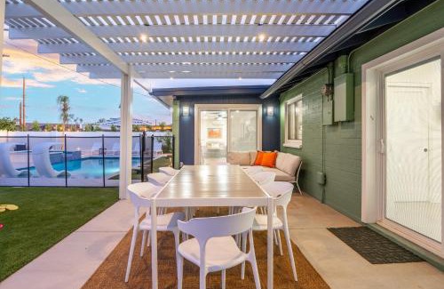 Cox Heights House | NEW 5 min to Old Town, Pool & Spa, 2 King Suites