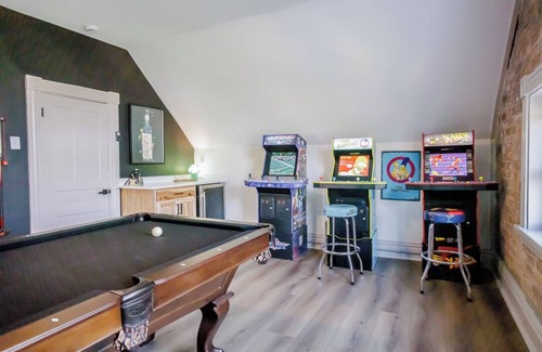 Walnut Hills House | New-5BR Downtown Sleeps 15 - Game Room - Parking