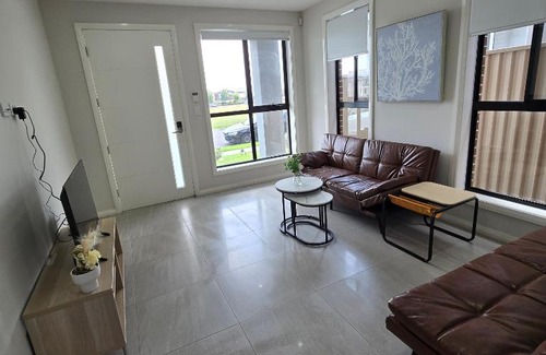 The Ponds Villa | New 5x bedroom The Ponds House
