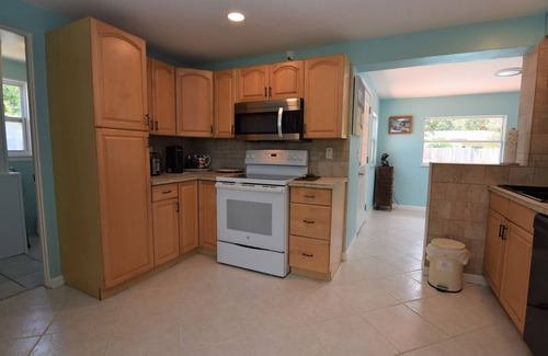 South Gate Ridge House | !NEW! 6mi to Siesta Private Heated Pool 2bd 1bt
