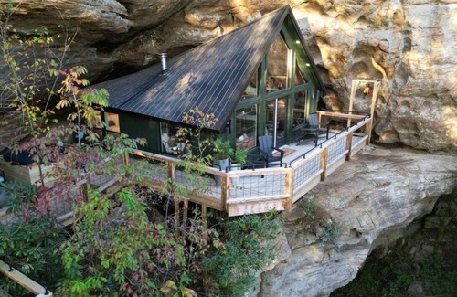 Saint Helens Cabin | NEW - 75` High Unique Stay ~ Hot Tub ~ Steam Shower