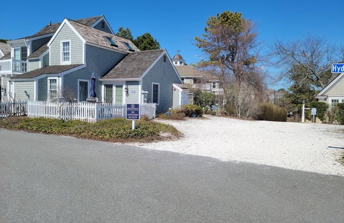 Mashpee House | New ACs, new paint, new linens and towels!Prime spot, right on the beach path!