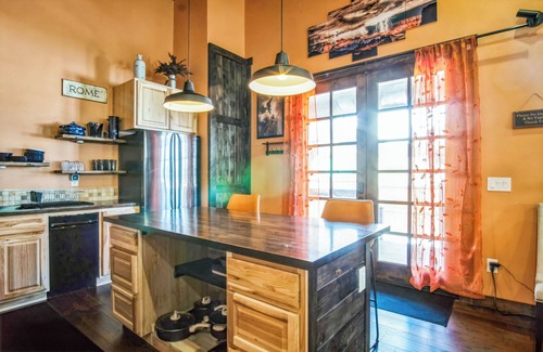 Fort Valley House | New, Amazing, Cozy, Jacuzzi, Mountain Views, Minutes 2 Downtown, Snow Bowl