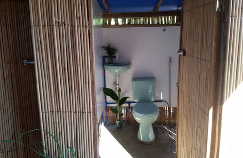 El Nido Bed & Breakfast | New Bamboo Chalets. Private rooms at hostel prices. Close to beach and town.