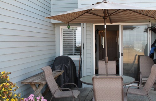 Whatcom County House | New! Beachfront Townhome with Outdoor Pool