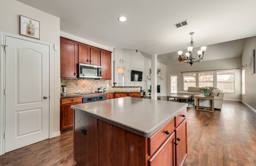 Tarrant County House | New, beautiful 5 BR, 10 beds, near AT&T Stad,Joe Pool, Sixflag, and pet friendly
