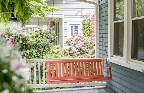 Lynchburg House | New! Blue Bungalow - luxury, minutes from Randolph & downtown