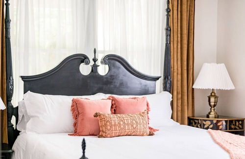 Lynchburg House | New! Blue Bungalow - luxury, minutes from Randolph & downtown