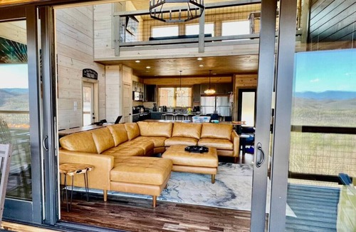 Gatlinburg - Pigeon Forge Cabin | New Build Mimosa Sunrise: A+ Views~Fire Pit~2x Appliances~Theater~EV