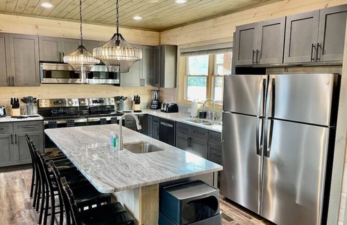 Gatlinburg - Pigeon Forge Cabin | New Build Mimosa Sunrise: A+ Views~Fire Pit~2x Appliances~Theater~EV