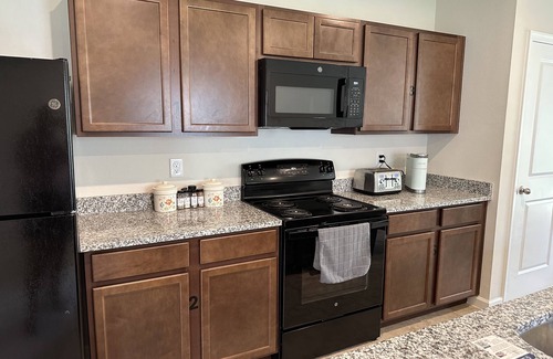 Zephyrhills House | New build quiet home 3 bedrooms 2 bathrooms with park like back yard