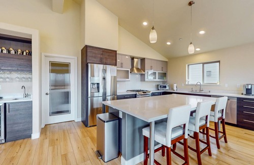 Tahoe Keys House | New-Build Tahoe Keys Haven w/Pool Table, Decks & Mountain Views - Near Beach